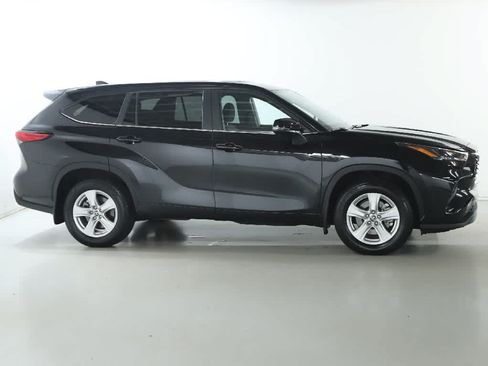 Used 2023 Toyota Highlander L FWD image 11