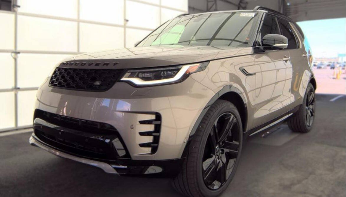 Used 2024 Land Rover Discovery Dynamic SE AWD/4WD image 1