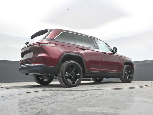 Used 2022 Jeep Grand Cherokee Altitude AWD/4WD image 52