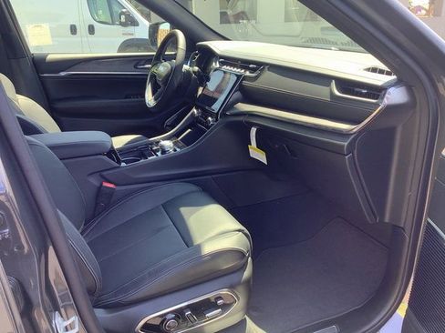 New 2023 Jeep Grand Cherokee Overland w/ Luxury Tech Group IV image 39