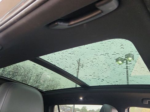 Used 2022 Volkswagen Tiguan SE R-Line image 21