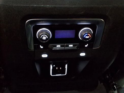 Used 2023 Chevrolet Suburban Premier image 18