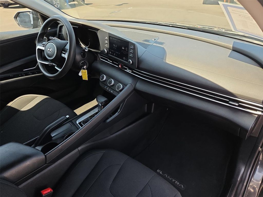 Used 2022 Hyundai Elantra SE w/ Cargo Package FWD image 18