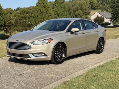 Used 2018 Ford Fusion SE w/ Equipment Group 201A FWD image 2