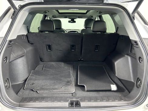 Used 2022 GMC Terrain SLT w/ Infotainment Package II AWD/4WD image 27