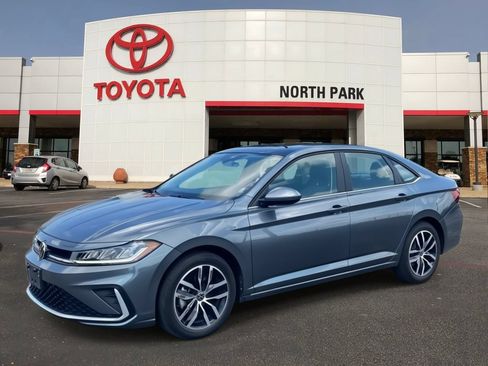 Used 2025 Volkswagen Jetta SE FWD image 1