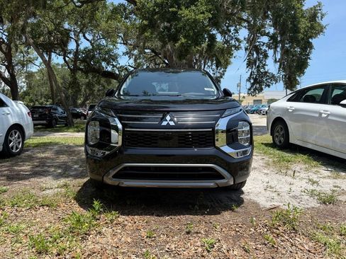 Used 2025 Mitsubishi Outlander SE image 2