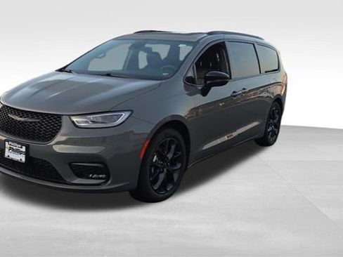 Used 2025 Chrysler Pacifica Limited FWD image 2