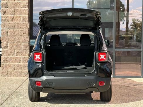 Used 2019 Jeep Renegade Latitude w/ UConnect 8.4 Nav Group image 31