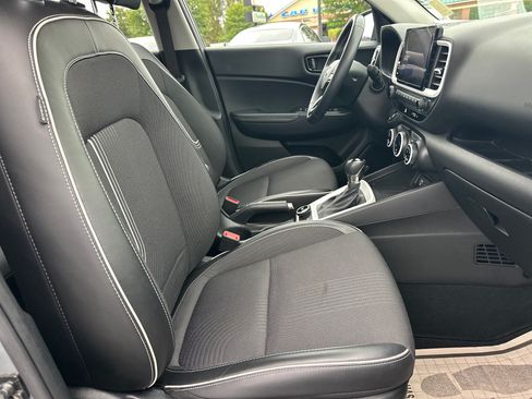 Used 2023 Hyundai Venue Limited FWD image 14