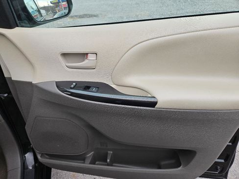 Used 2013 Toyota Sienna LE image 17