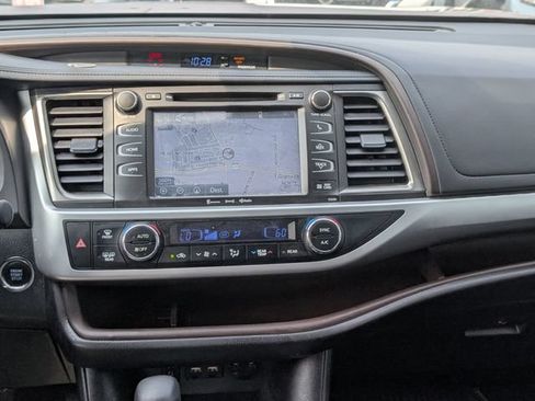 Used 2019 Toyota Highlander XLE AWD/4WD image 19