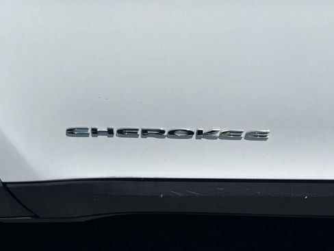 Used 2016 Jeep Cherokee Latitude w/ Comfort/Convenience Group AWD/4WD image 30