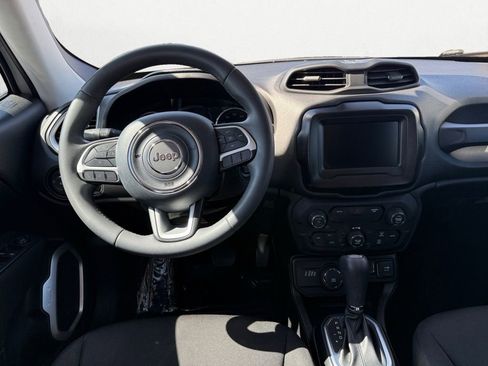 Used 2018 Jeep Renegade Latitude w/ Popular Equipment Group AWD/4WD image 10