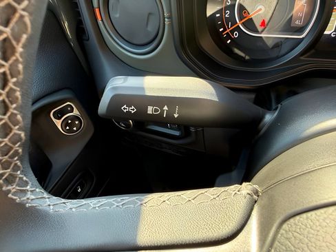 Used 2025 Jeep Gladiator Mojave w/ Convenience Group AWD/4WD image 30
