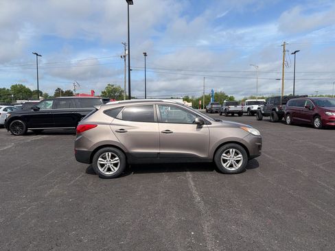 Used 2011 Hyundai Tucson GLS w/ Navigation Pkg 2 FWD image 2