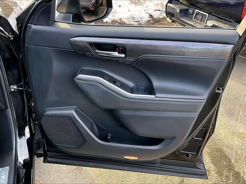 Used 2025 Toyota Highlander Platinum image 21