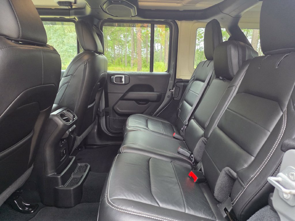 Used 2022 Jeep Wrangler Unlimited Sahara w/ Cold Weather Group AWD/4WD image 16
