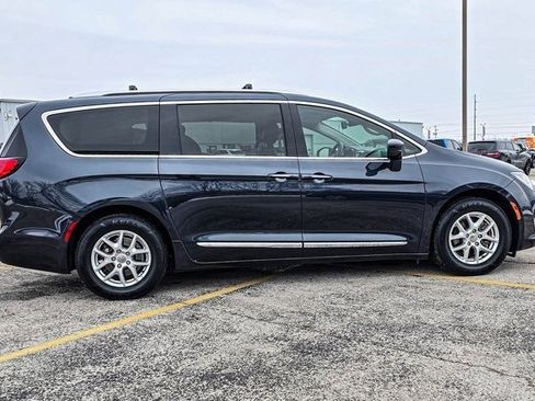 Used 2020 Chrysler Pacifica Touring-L image 8