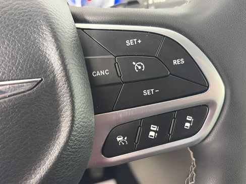 Used 2024 Chrysler Pacifica Touring-L FWD image 35