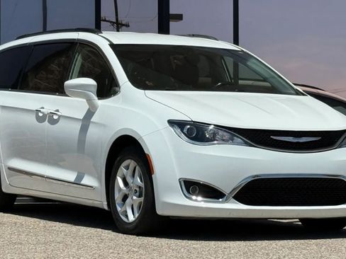 Used 2017 Chrysler Pacifica Touring-L w/ Tire & Wheel Group FWD image 17