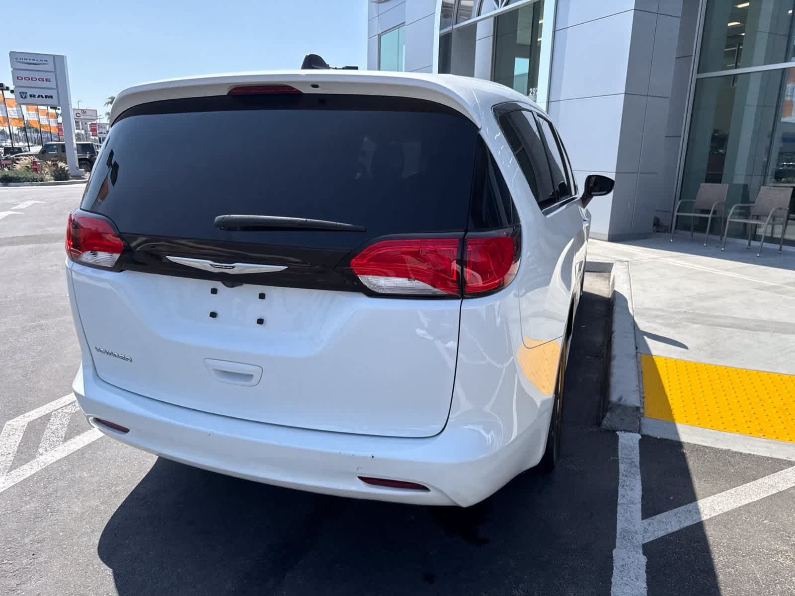 Used 2022 Chrysler Voyager LX FWD image 13