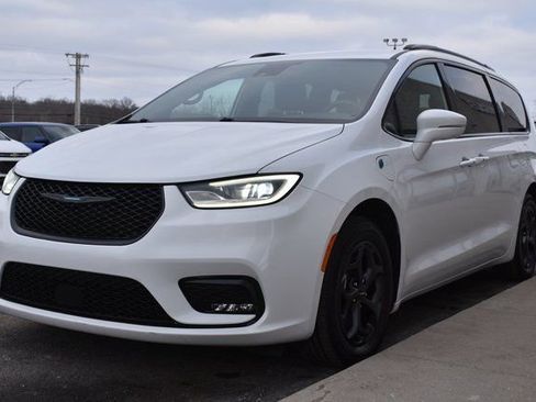 Used 2021 Chrysler Pacifica Limited w/ S Appearance Package image 9