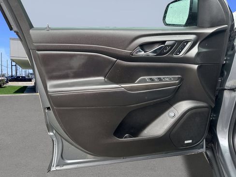 Used 2021 GMC Acadia SLT w/ Technology Package FWD image 17
