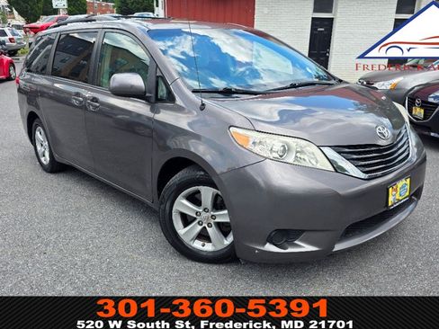 Used 2011 Toyota Sienna LE w/ Towing Pkg FWD image 1