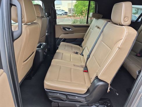 Used 2024 Chevrolet Suburban Premier RWD image 32