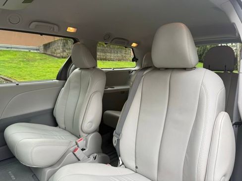 Used 2013 Toyota Sienna XLE w/ Premium Pkg image 27