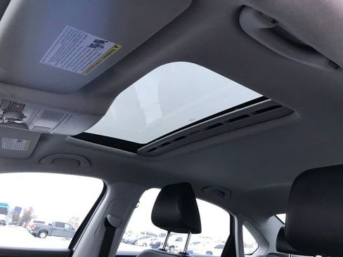 Used 2022 Volkswagen Passat 2.0T image 12