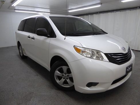 Used 2013 Toyota Sienna L image 1