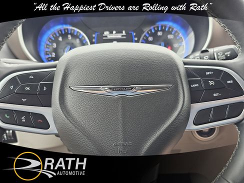 Used 2022 Chrysler Voyager LX image 11