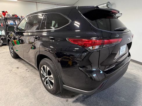Used 2021 Toyota Highlander XLE AWD/4WD image 7