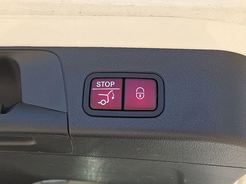 Used 2025 Mercedes-Benz GLB 250 4MATIC image 15