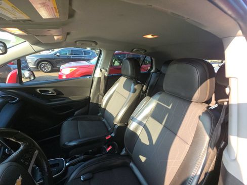 Used 2022 Chevrolet Trax LT w/ LT Convenience Package FWD image 14