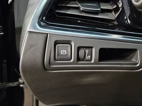 Used 2025 Cadillac XT6 Premium Luxury image 27