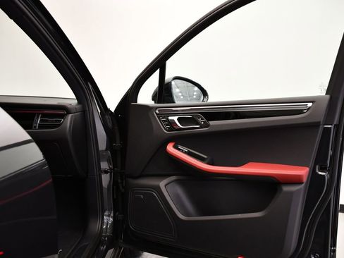 Used 2025 Porsche Macan image 47