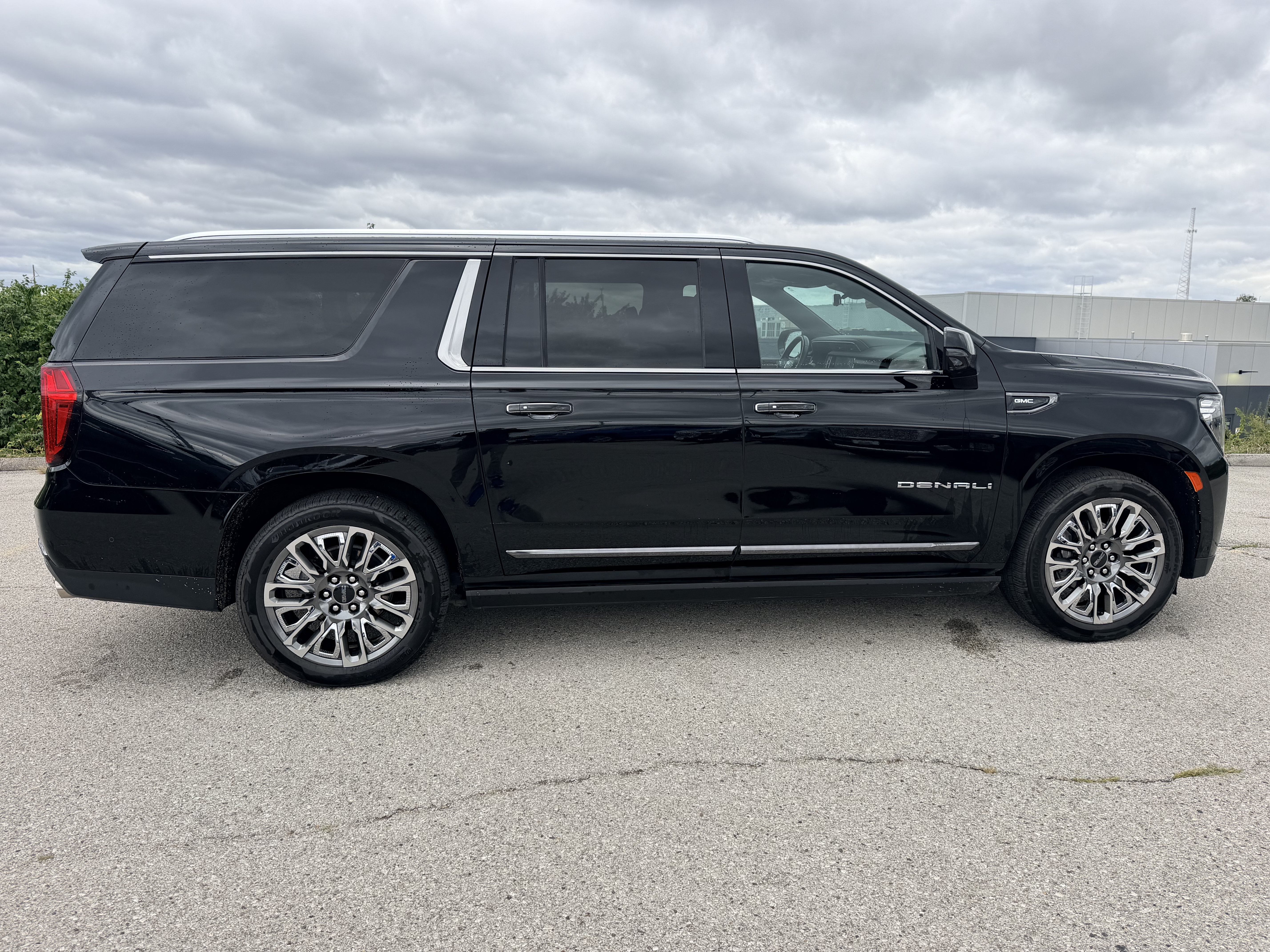 Used 2023 GMC Yukon XL Denali Ultimate AWD/4WD image 8