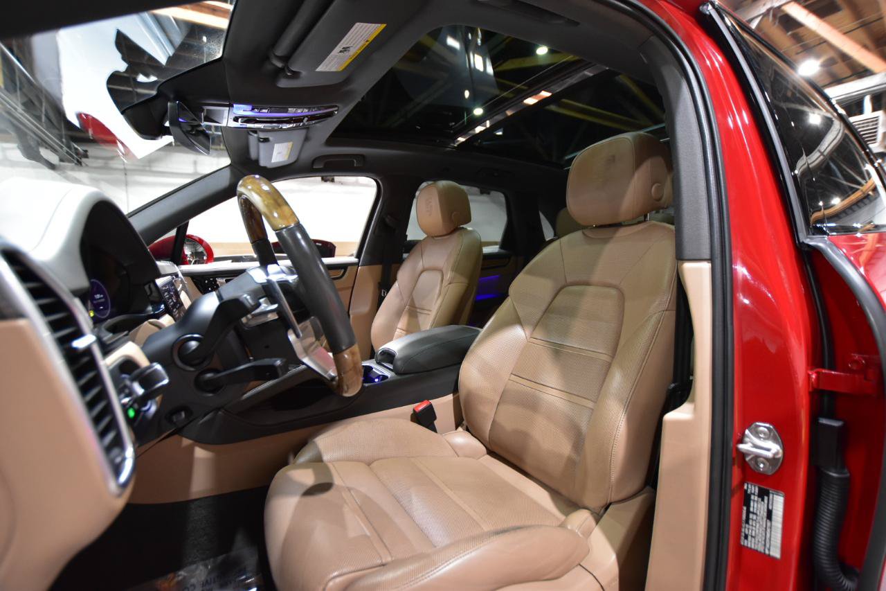 Used 2021 Porsche Cayenne AWD/4WD image 40