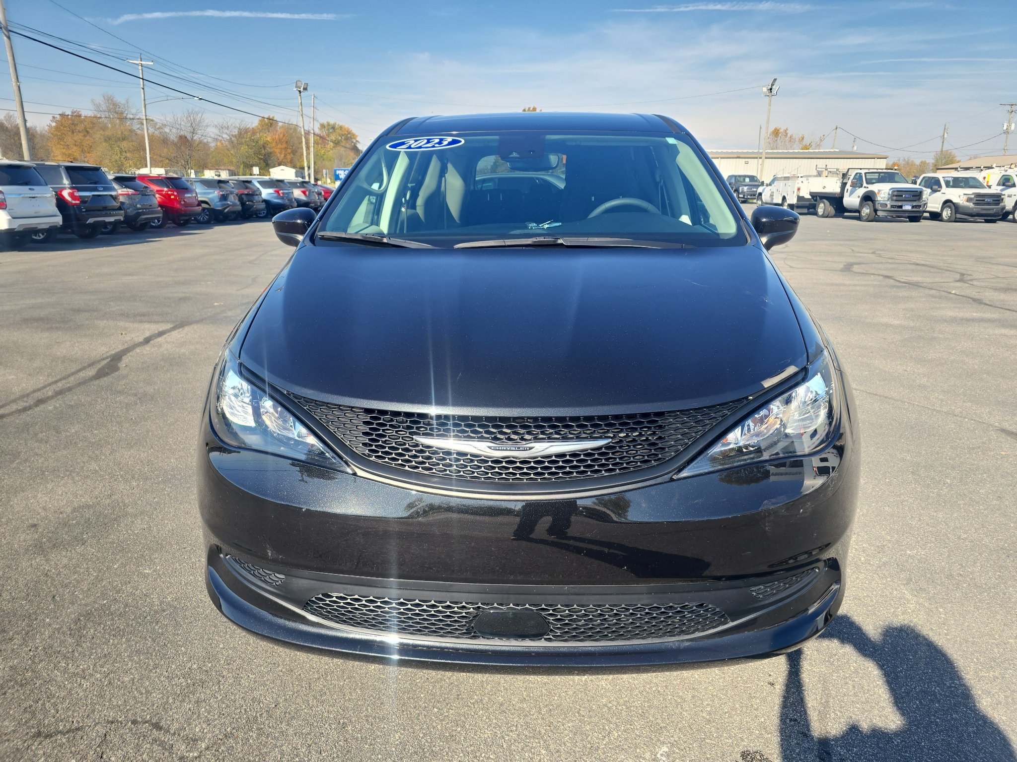 Used 2023 Chrysler Voyager LX FWD image 3