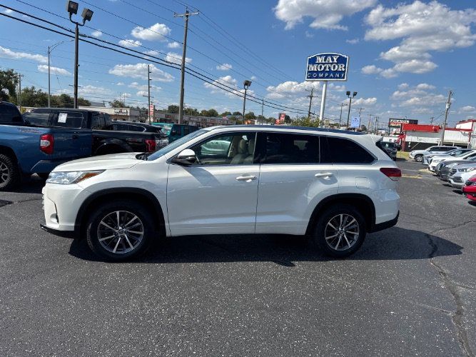 Used 2018 Toyota Highlander XLE FWD image 2
