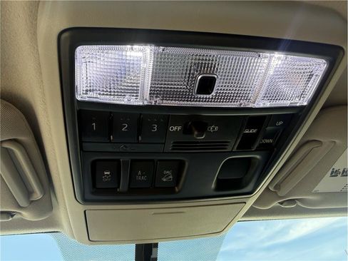 Used 2018 Toyota 4Runner SR5 Premium AWD/4WD image 31