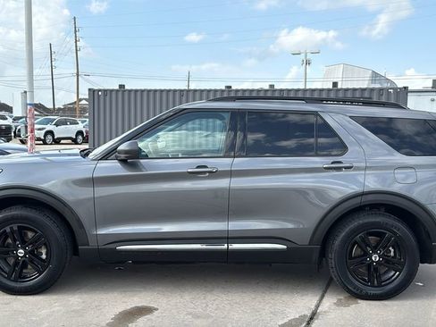 Used 2022 Ford Explorer XLT image 2
