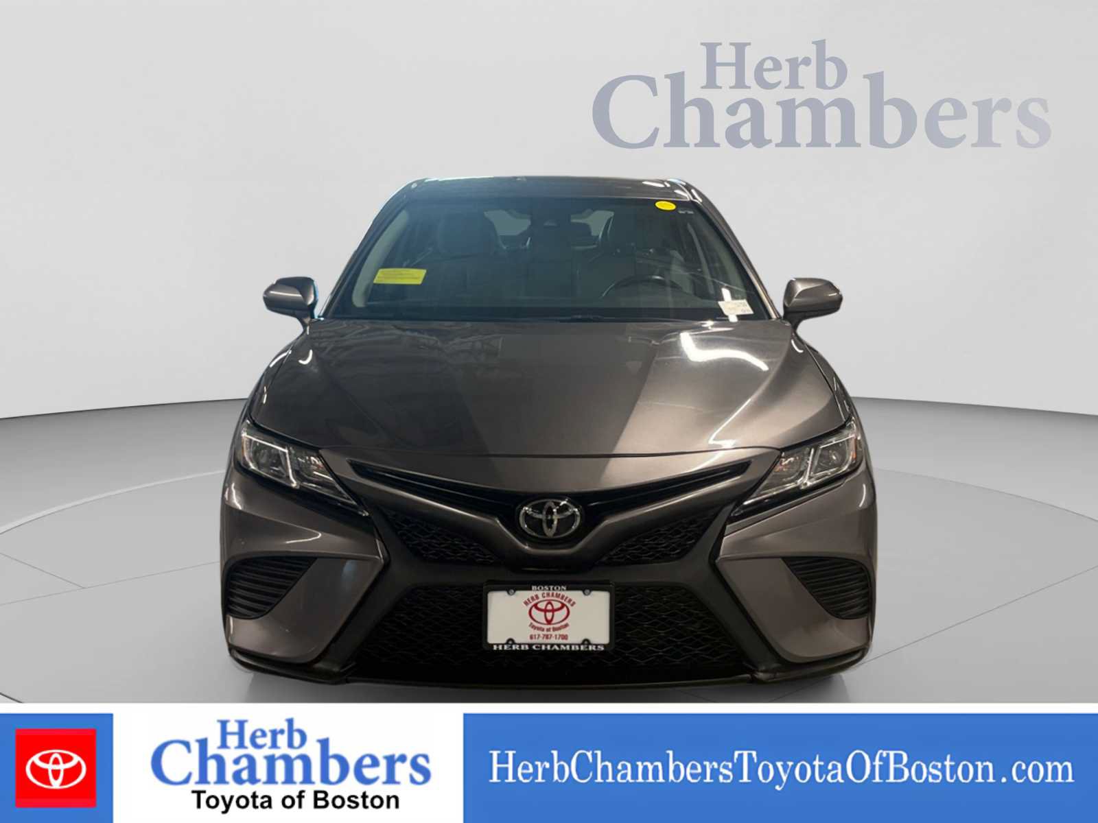 Used 2019 Toyota Camry SE FWD image 2