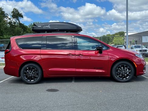 New 2025 Chrysler Pacifica Select w/ Fav Edition Package image 2