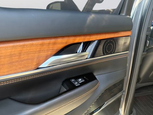 Used 2024 Jeep Grand Wagoneer Series III AWD/4WD image 24