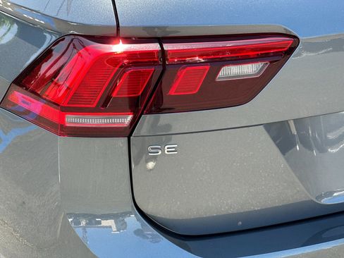 Used 2022 Volkswagen Tiguan SE image 33