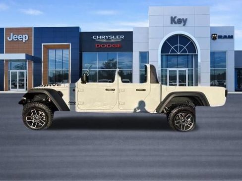 Used 2024 Jeep Gladiator Mojave AWD/4WD image 2